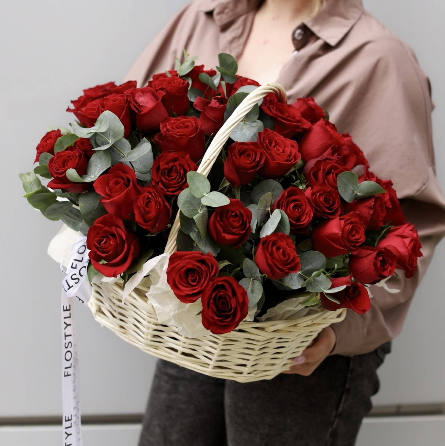 korzina s krasnymi rozami 5